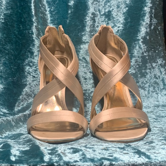 Lulu Townsend Heels, Champagne, 8.5 - Picture 2 of 11